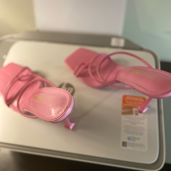 Never worn Pink slide size 9. - Picture 6 of 6